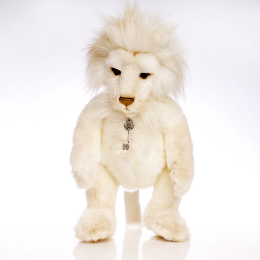 CHARLIE BEARS Best Friends – Dandy Lion CB191940 & Clock Lion CB191956 designed by Isabelle Lee