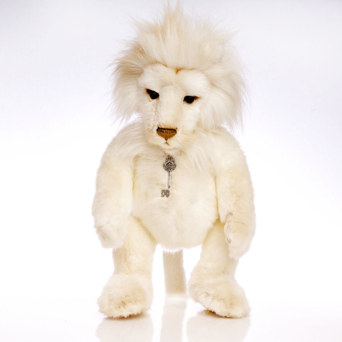 CHARLIE BEARS Best Friends – Dandy Lion CB191940 & Clock Lion CB191956 designed by Isabelle Lee